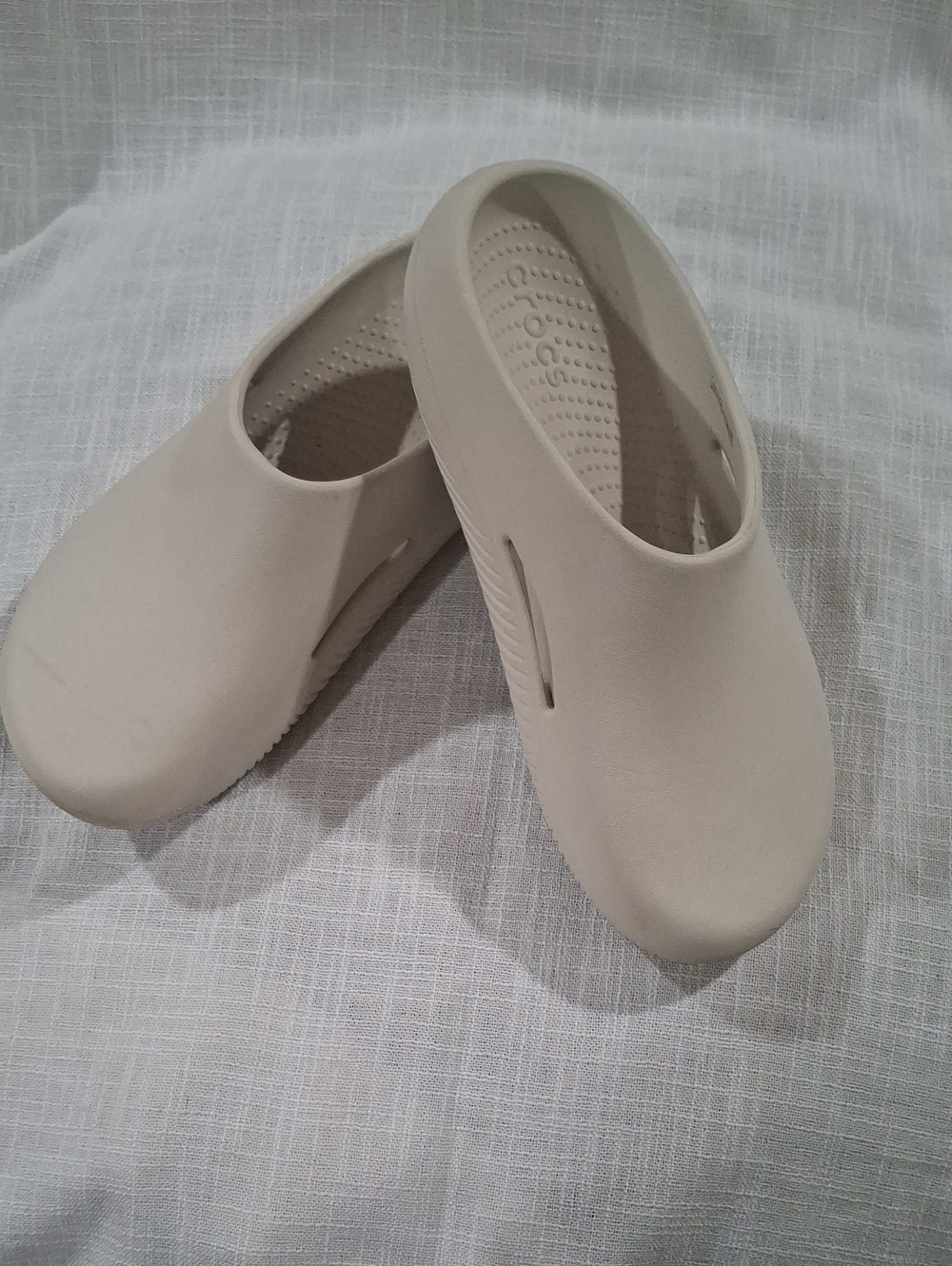 CROCS Unisex Classic Foam Clog in Off-White Size M8-W10